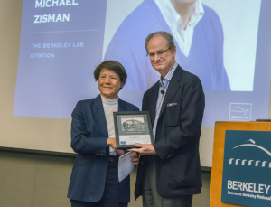 Director Alivisatos presents a posthumous Berkeley Lab Citation to Michael Zisman. Michael's wife Andrea accepts the award.